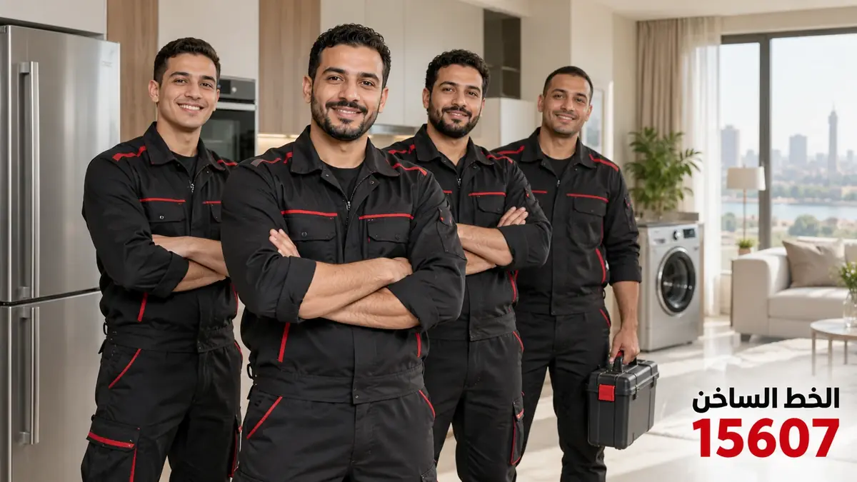 فريق فنيين بزي موحد داخل شقة بعد إنهاء زيارة صيانة (صورة توضيحية)